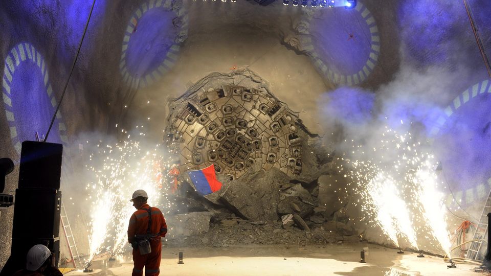 Die Maschine "Heidi" bricht im Gotthard Basistunnel durch.