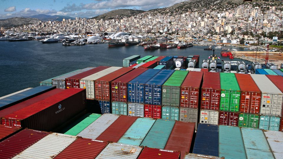 Ein Containerschiff im Hafen von Piräus bei Athen. Der chinesische Staatskonzern Cosco übernahm den Hafen 2016 und baut ihn seitdem zu einem wichtigen Stützpunkt in Europa aus.
