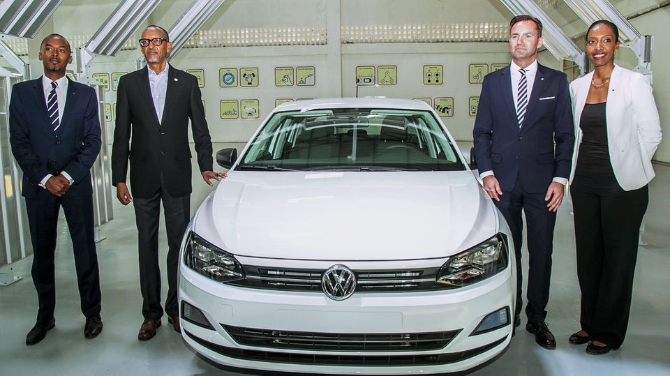 VW-Manager Thomas Schäfer (2. v. r.) und Ruandas Präsident Paul Kagame (2. v.l.) präsentieren den ersten in Kigali gefertigten Polo. Mit Carsharing-Modellen will VW in Afrika neue Märkte erobern.