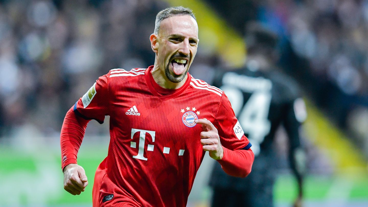 Mit herausgestreckter Zunge läuft Franck Ribéry lachend über den Rasen