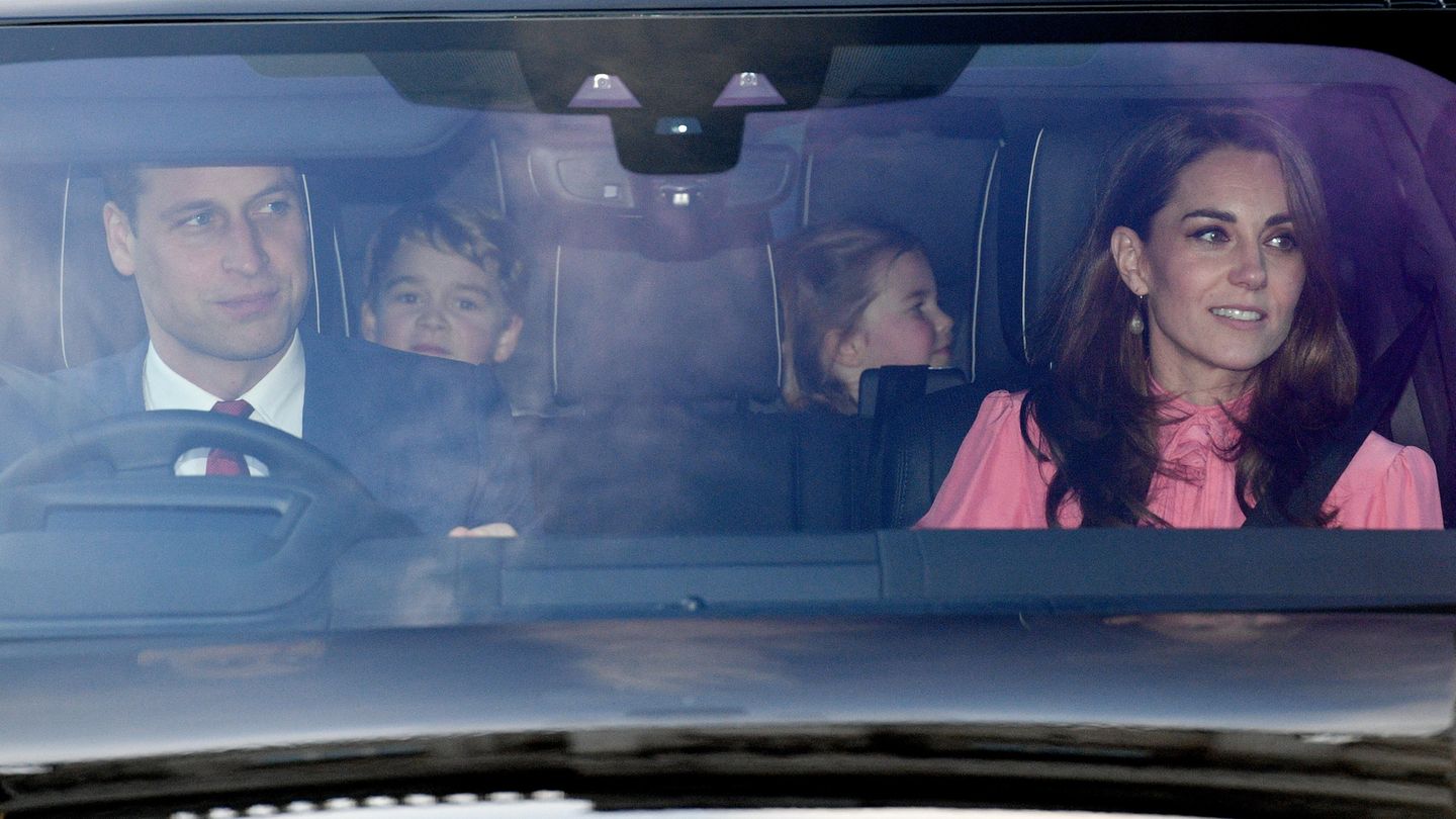 Auch eine königliche Familie geht einkaufen. Herzogin Kate und die Kinder wurden kurz vor Weihnachten überraschend beim Shopping gesichtet – hier ein Bild vom 19. Dezember mit Prinz William am Steuer.