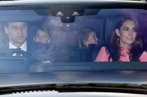 Auch eine königliche Familie geht einkaufen. Herzogin Kate und die Kinder wurden kurz vor Weihnachten überraschend beim Shopping gesichtet – hier ein Bild vom 19. Dezember mit Prinz William am Steuer.