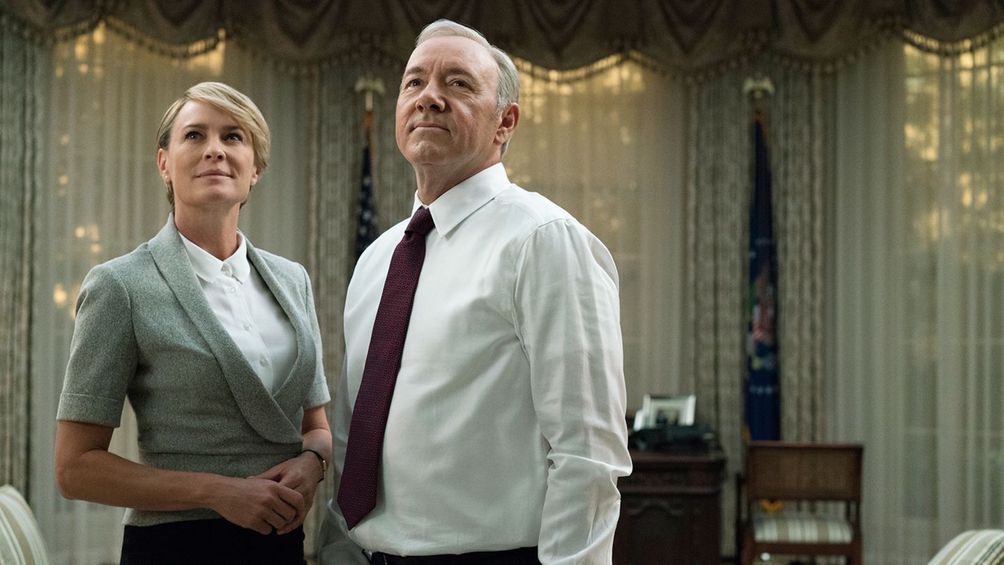 Der gefallen Star meldet sich im Gestus seiner Figur Frank Underwood zu Wort.