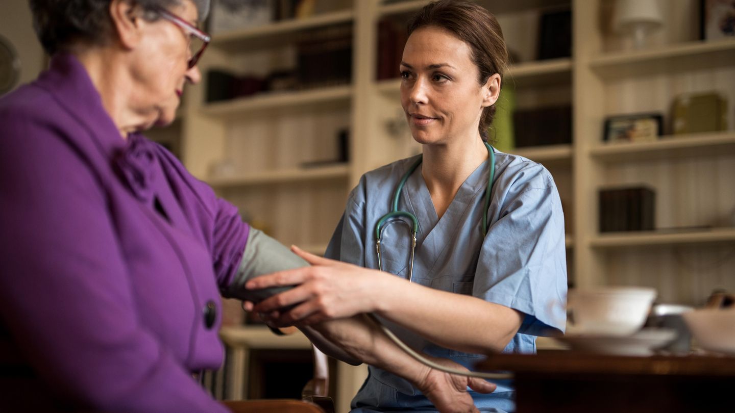 Newcross Healthcare bestraft kranke Mitarbeiter (Symbolfoto).