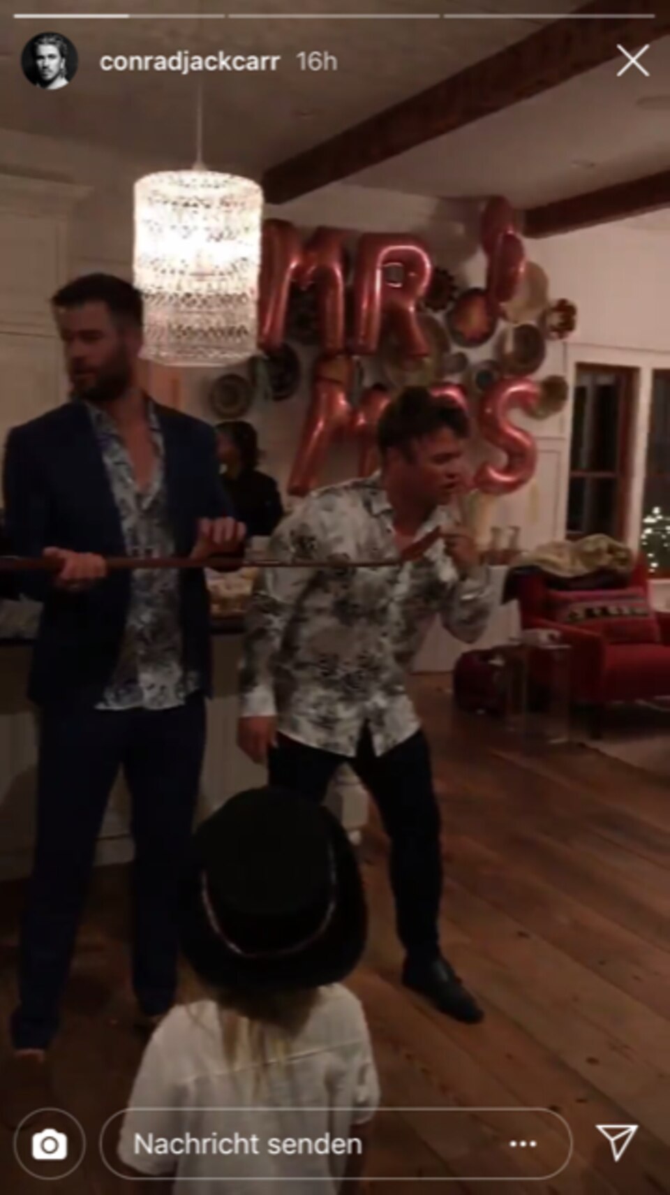 Chris und Luke Hemsworth, die Brüder von Liam. Im Hintergrund: Luftballons, die auf eine Hochzeit hindeuten.