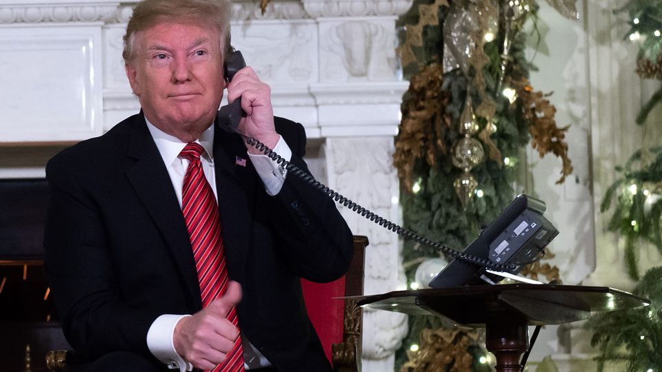 Donald Trump nimmt im Weißen Haus Anrufe von Kindern entgegen