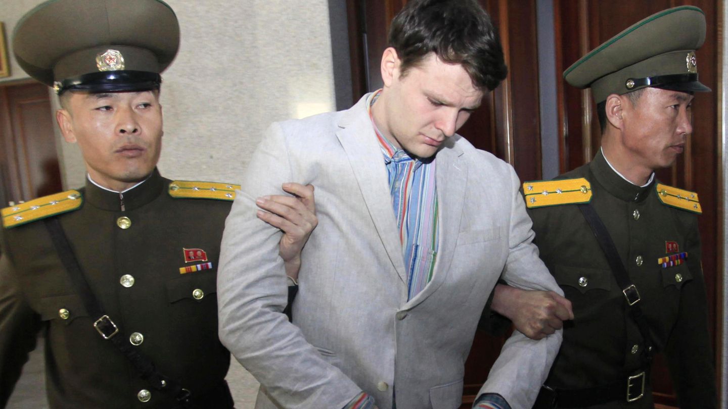 Otto Warmbier wird von zwei nordkoreanischen Polizisten eskortiert