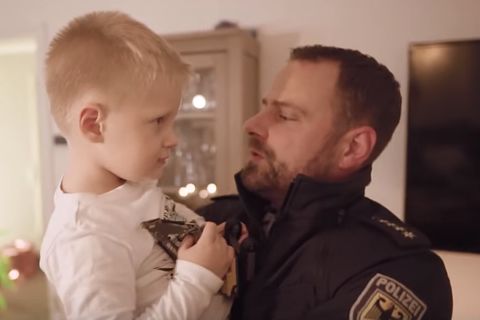 Viraler Hit: Für alle, die während der Feiertage arbeiten: Bundespolizei rührt mit emotionalem Weihnachtsspot