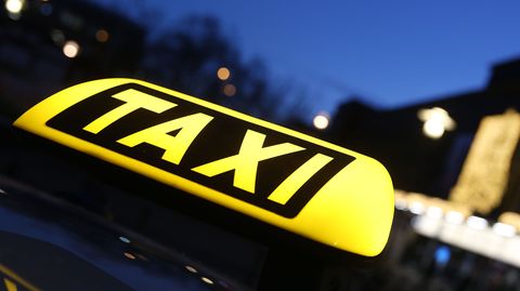 Ein Mann unterbrach seine Taxifahrt, um pinkeln zu gehen - und verirrte sich (Symbolbild Taxi).
