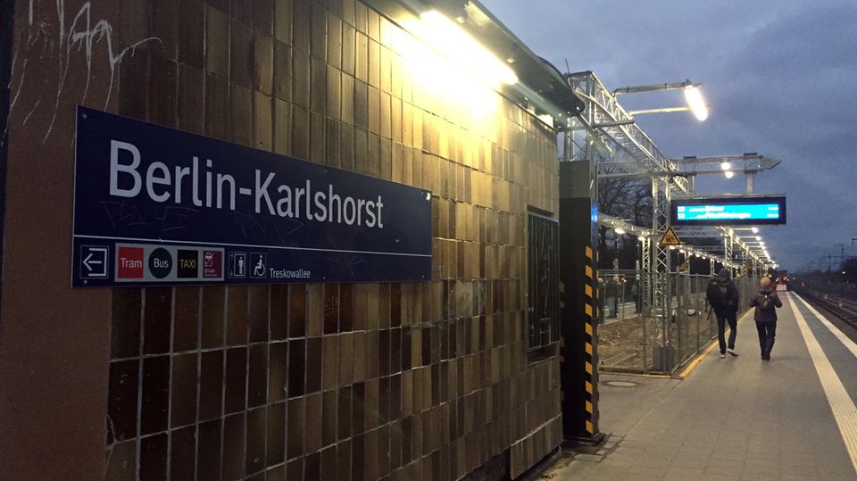 In Berlin-Karlshorst wurde in der Nähe einer beschädigten Oberleitung eine IS-Flagge entdeckt