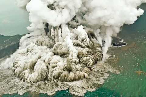 Vulkan Anak Krakatau: Riesige Aschewolke kurz nach Tsunami: Pilot filmt spektakuläre Bilder eines Vulkans