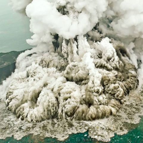 Vulkan Anak Krakatau: Riesige Aschewolke kurz nach Tsunami: Pilot filmt spektakuläre Bilder eines Vulkans