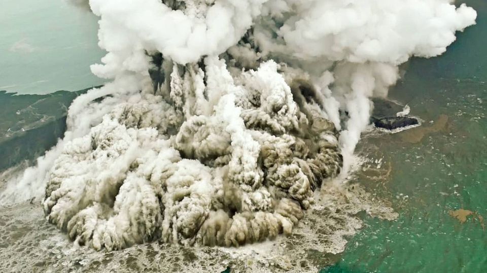 Vulkan Anak Krakatau: Riesige Aschewolke kurz nach Tsunami: Pilot filmt spektakuläre Bilder eines Vulkans Vulkan Anak Krakatau: Riesige Aschewolke kurz nach Tsunami: Pilot filmt spektakuläre Bilder eines Vulkans