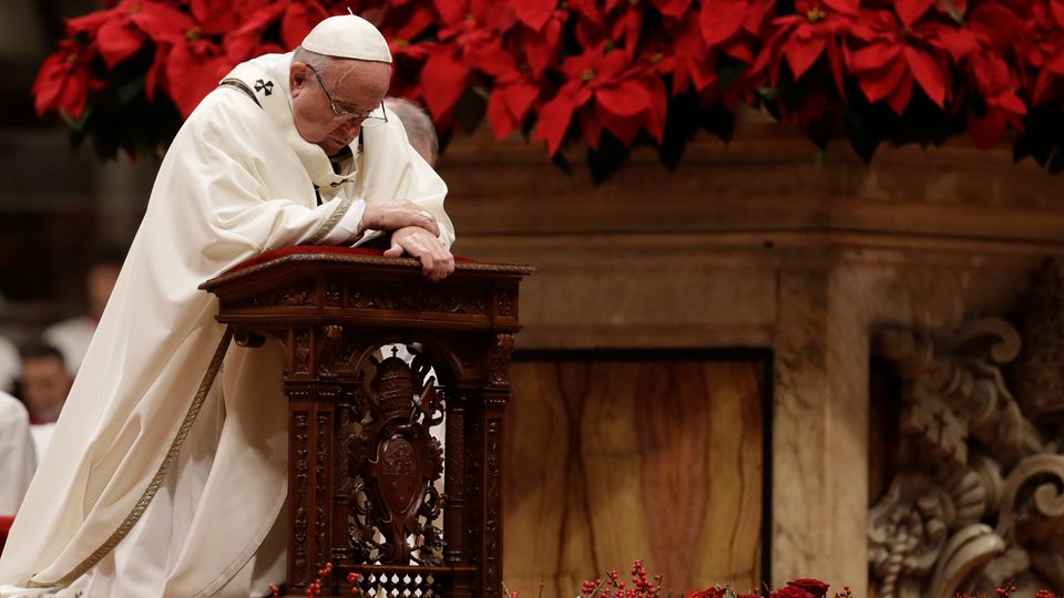 Papst Franziskus bei seiner Heiligabend-Messe, am Weihnachtstag überbrachte er zudem beim Urbi et Orbi den Weihnachtssegen