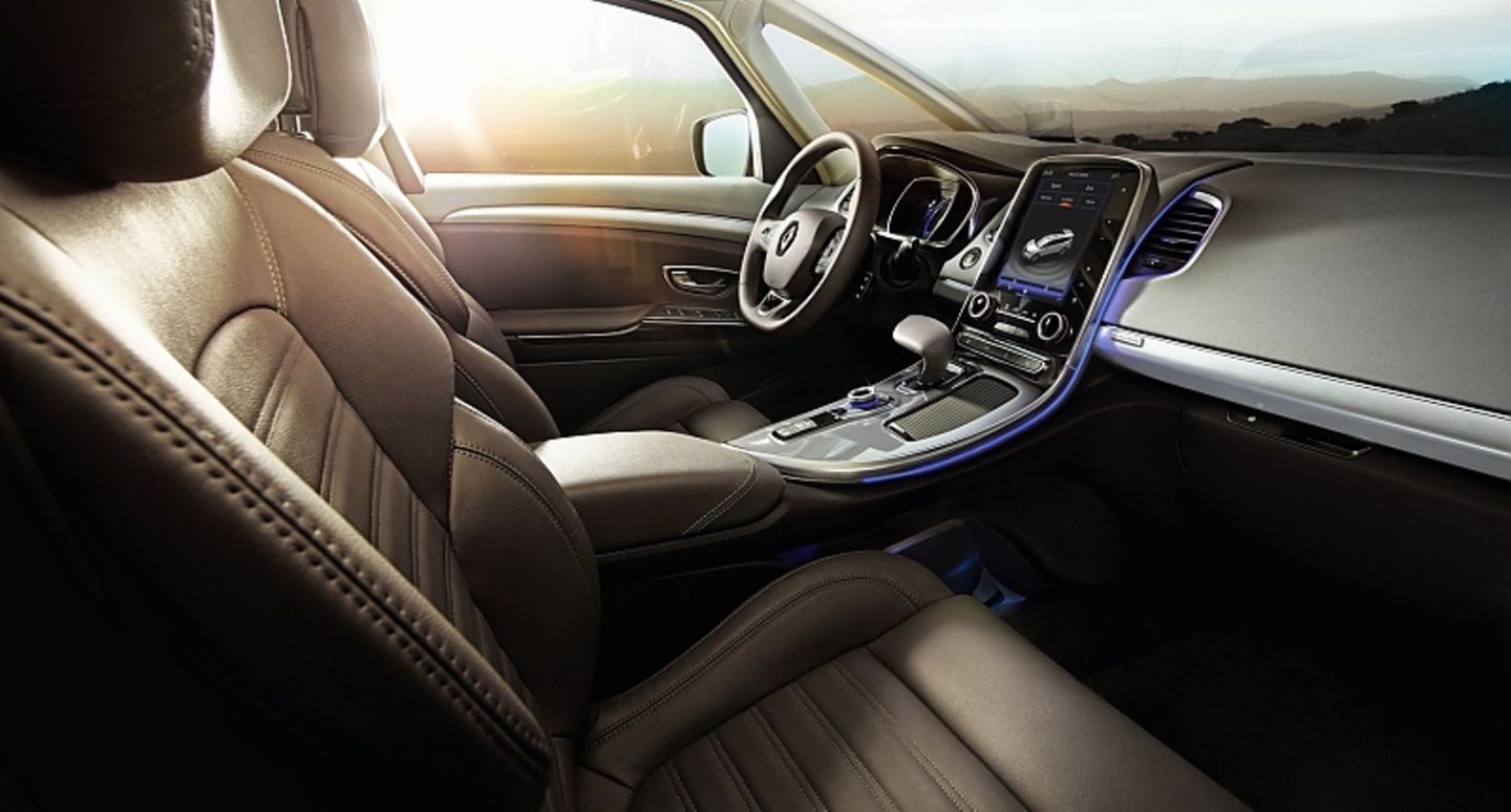 Der aktuelle Renault Espace kommt geduckter her, als der Vorgänger, deswegen sind die Platzverhältnisse nicht so opulent