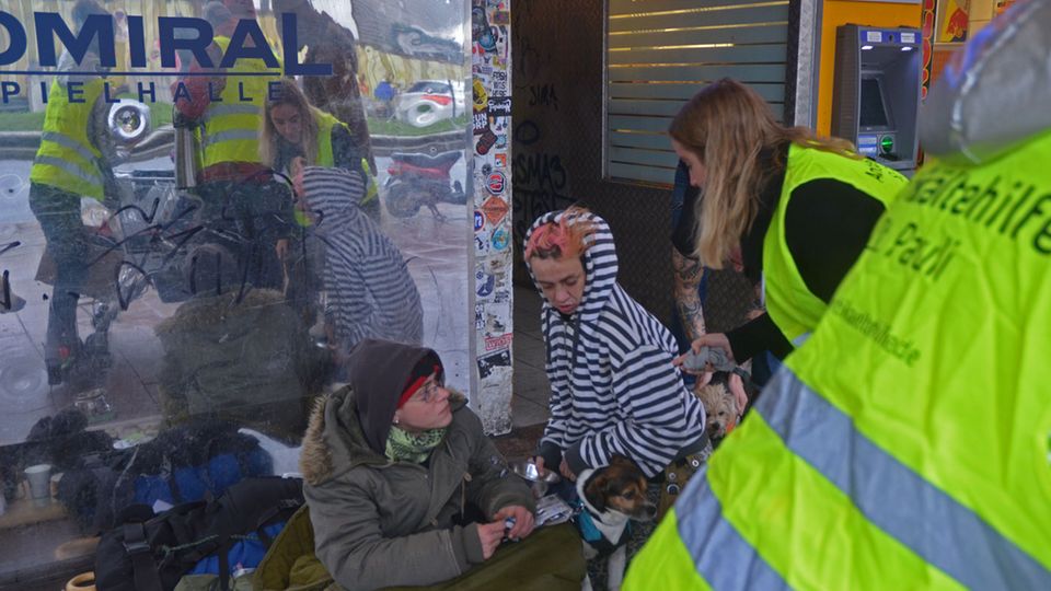 Zwei obdachlose Frauen vor der Spielhalle Zwei obdachlose Frauen vor der Spielhalle