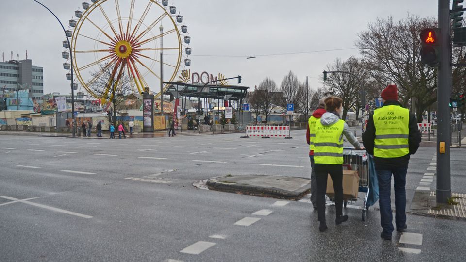 Die Antikältehilfe auf dem Weg zur U-Bahn. Die Antikältehilfe auf dem Weg zur U-Bahn.