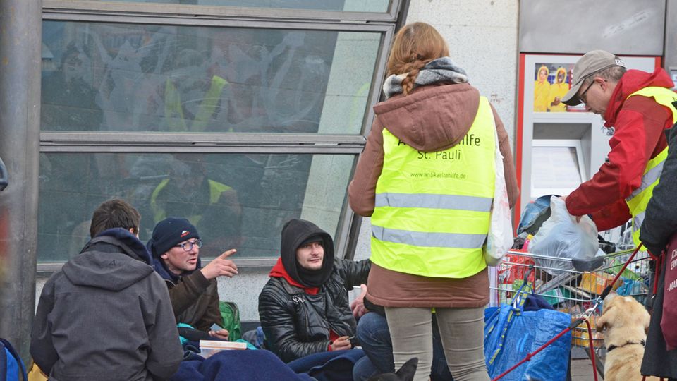 Obdachlose suchen Schutz an der Bahn-Station Obdachlose suchen Schutz an der Bahn-Station