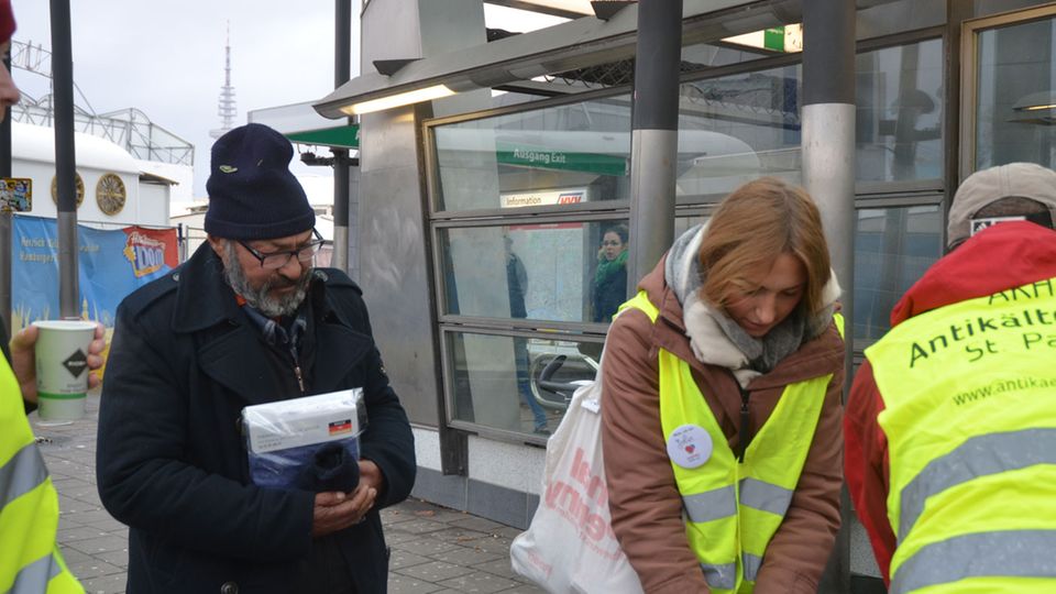 Ein alter Mann an der U-Bahn Ein alter Mann an der U-Bahn
