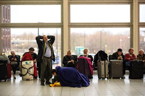 Verzweifelte Passagiere während der Gatwick-Sperrung - Polizei spricht von "zahlreiche Drohnensichtungen"