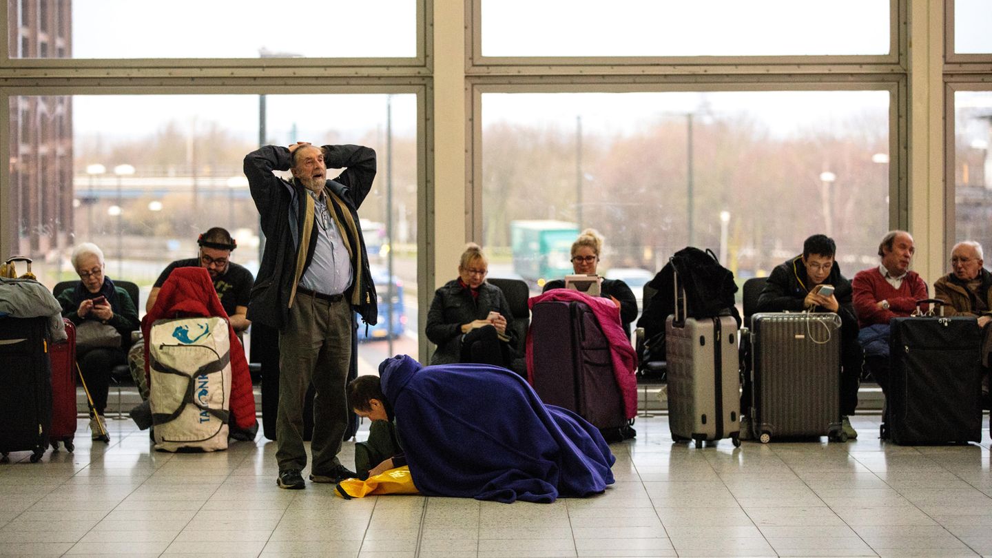 Verzweifelte Passagiere während der Gatwick-Sperrung - Polizei spricht von "zahlreiche Drohnensichtungen"