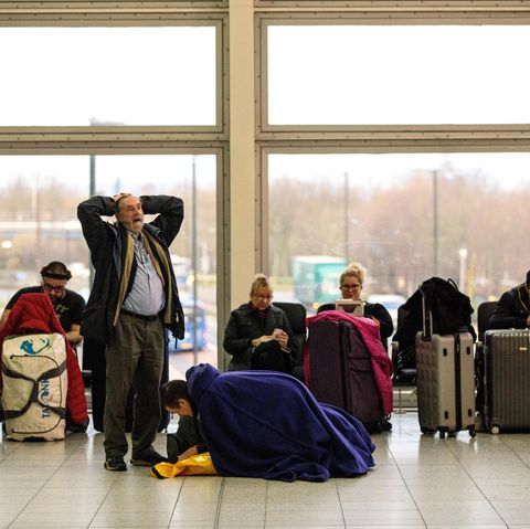 Verzweifelte Passagiere während der Gatwick-Sperrung - Polizei spricht von "zahlreiche Drohnensichtungen"