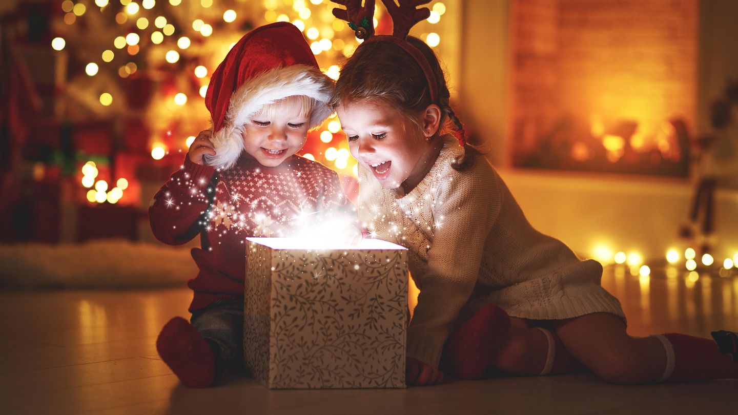 Kinder packen ein Weihnachtsgeschenk aus