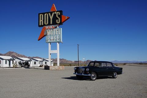 Mercedes 230 der Baureihe W 110 - Zwischenstopp an legendärer Stelle
