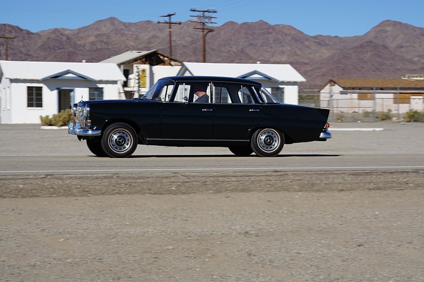 Mercedes 230 der Baureihe W 110 - bis zu 175 km/h schnell