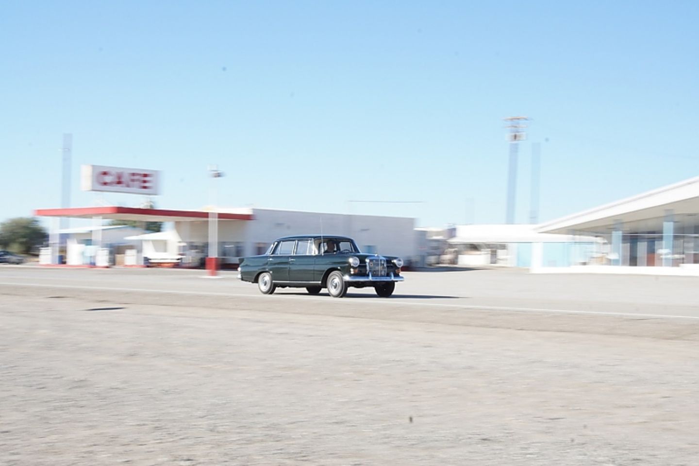 Mercedes 230 der Baureihe W 110 - Platz für fünf Personen