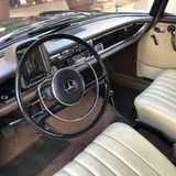 Der Innenraum des Mercedes 230 der Baureihe W 110