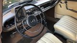Der Innenraum des Mercedes 230 der Baureihe W 110