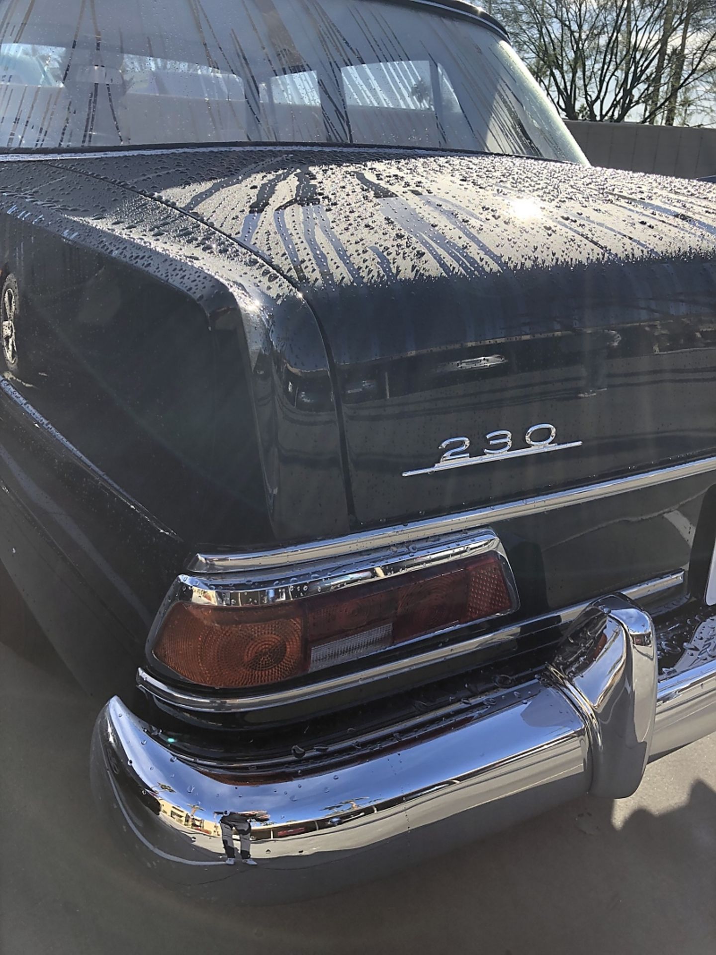 Mercedes 230 der Baureihe W 110 - nur am Signet zu erkennen