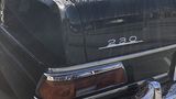 Mercedes 230 der Baureihe W 110 - nur am Signet zu erkennen
