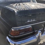 Mercedes 230 der Baureihe W 110 - nur am Signet zu erkennen