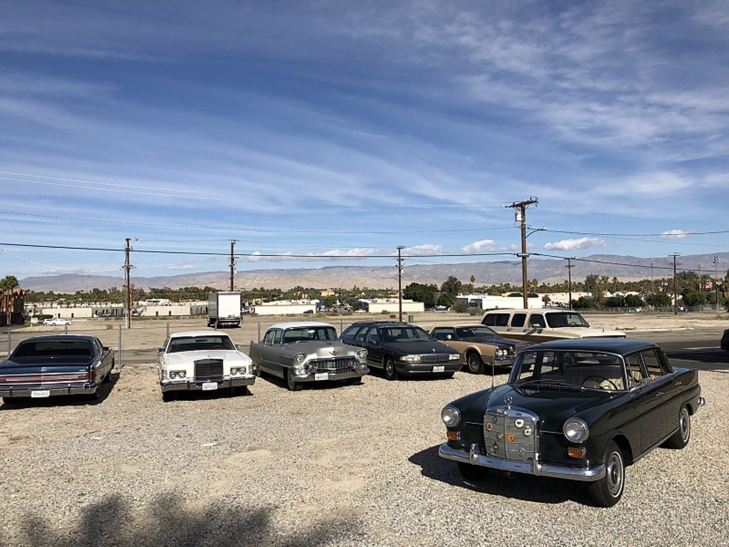 Mercedes 230 der Baureihe W 110 - trifft auf seine amerikanischen Brüder