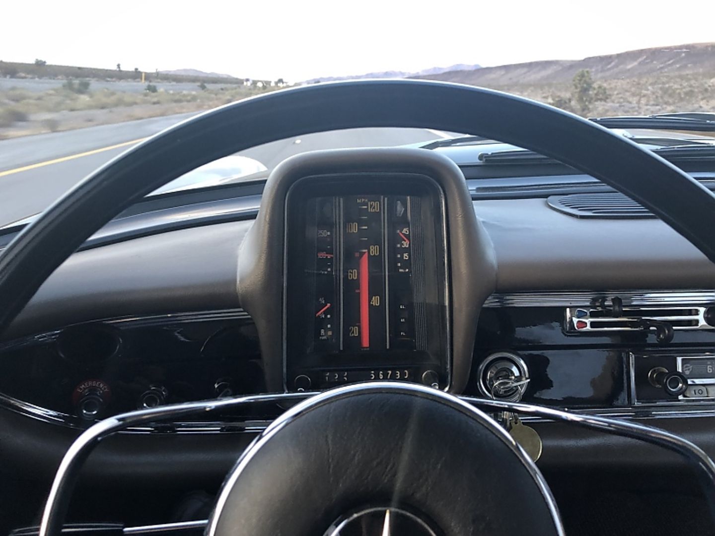 Mercedes 230 der Baureihe W 110 - spärlich instrumentiert