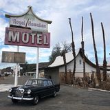 Mercedes 230 der Baureihe W 110 - das Motel hat schon bessere Zeiten gesehen
