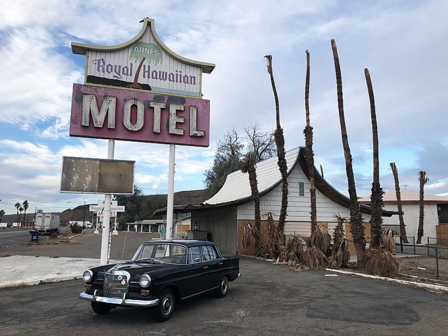 Mercedes 230 der Baureihe W 110 - das Motel hat schon bessere Zeiten gesehen