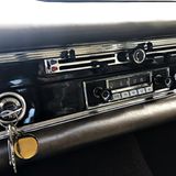 Mercedes 230 der Baureihe W 110 - ein Mittelwellenradio für mäßigen Klang