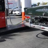 Mercedes 230 der Baureihe W 110 - mit unter elf Litern zu fahren