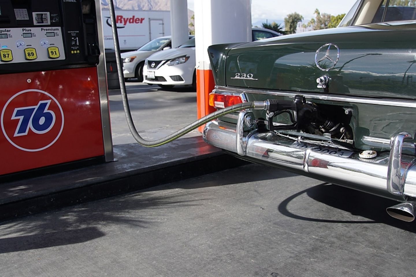 Mercedes 230 der Baureihe W 110 - mit unter elf Litern zu fahren