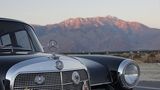 Mercedes 230 der Baureihe W 110 - verzierte Front
