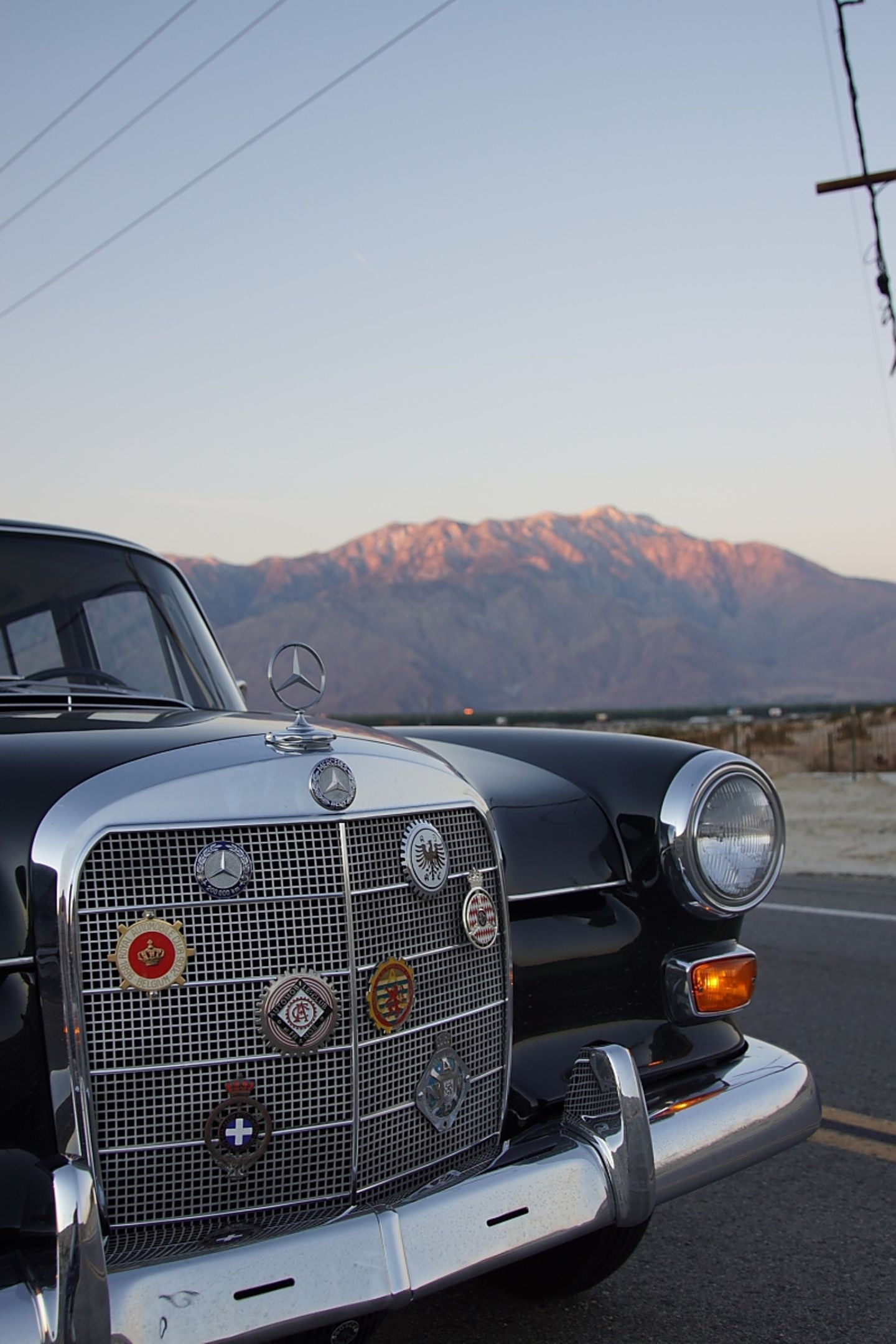 Mercedes 230 der Baureihe W 110 - verzierte Front