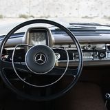 Mercedes 230 der Baureihe W 110 - das Cockpit