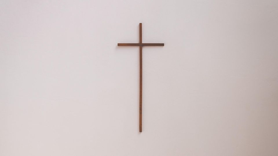 Glaube: Kreuz an der Wand