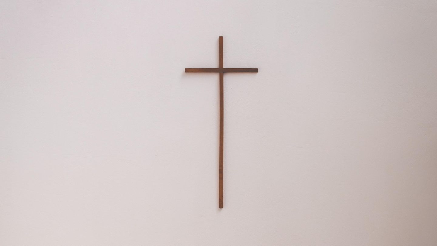 Glaube: Kreuz an der Wand