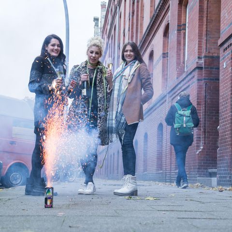 Eine Gruppe von Freunden mit Silvesterfeuerwerk