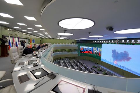 Präsident Wladimir Putin und Verteidigungsminister Sergei Schoigu beobachten in Moskau den Start der Hyperschall-Rakete.