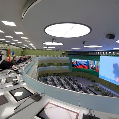 Präsident Wladimir Putin und Verteidigungsminister Sergei Schoigu beobachten in Moskau den Start der Hyperschall-Rakete.